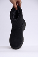 Bota Chelsea Cano Curto em Camurça com Tricot Preto Upper